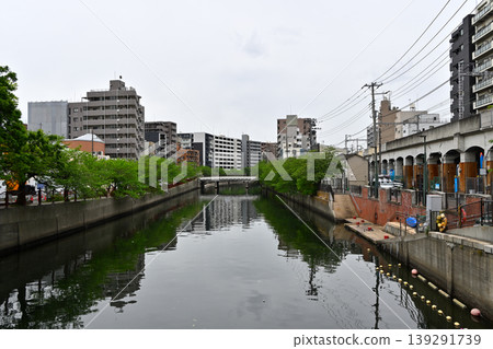 從旭橋橋上眺望大岡川和日之出町的街景。 139291739