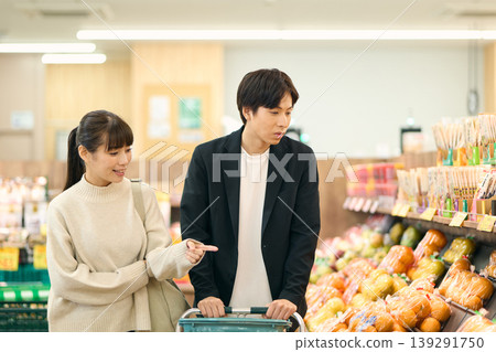 一對夫婦在超市購物 139291750