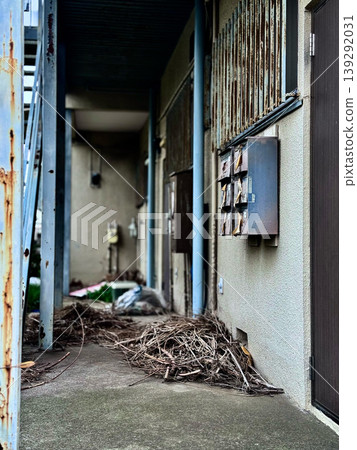 Dilapidated apartment building, vacant house Dilapidated apartment building, vacant house 139292031