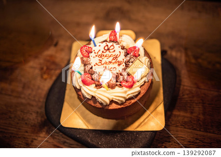 生日蛋糕上,壽星吹熄蠟燭。 生日蛋糕上,壽星吹熄蠟燭。 139292087