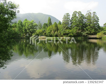 金陵湖位於大分縣由布院市由布院町,是個神祕而美麗的湖泊,也是由布院的熱門旅遊景點。 金陵湖位於大分縣由布院市由布院町,是個神祕而美麗的湖泊,也是由布院的熱門旅遊景點。 139292347