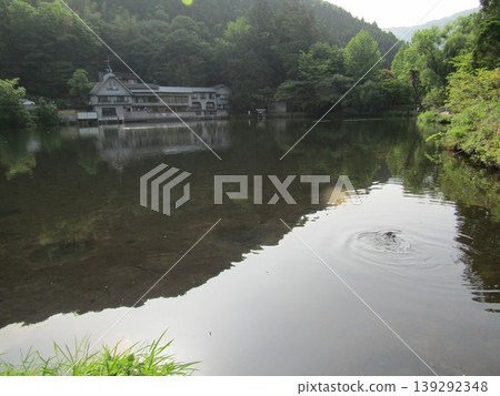 金陵湖位於大分縣由布院市由布院町,是個神祕而美麗的湖泊,也是由布院的熱門旅遊景點。 金陵湖位於大分縣由布院市由布院町,是個神祕而美麗的湖泊,也是由布院的熱門旅遊景點。 139292348