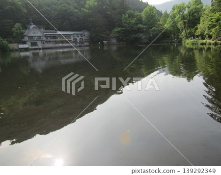金陵湖位於大分縣由布院市由布院町,是個神祕而美麗的湖泊,也是由布院的熱門旅遊景點。 金陵湖位於大分縣由布院市由布院町,是個神祕而美麗的湖泊,也是由布院的熱門旅遊景點。 139292349