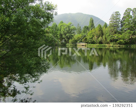 金陵湖位於大分縣由布院市由布院町,是個神祕而美麗的湖泊,也是由布院的熱門旅遊景點。 金陵湖位於大分縣由布院市由布院町,是個神祕而美麗的湖泊,也是由布院的熱門旅遊景點。 139292351