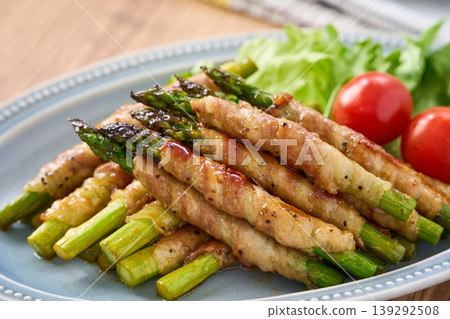 綠蘆筍裹著五花肉,一道家常菜,佐以甜鹹醬汁。 綠蘆筍裹著五花肉,一道家常菜,佐以甜鹹醬汁。 139292508