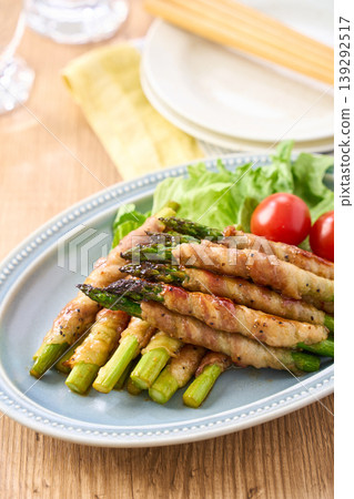 綠蘆筍裹著五花肉，一道家常菜，佐以甜鹹醬汁。 139292517