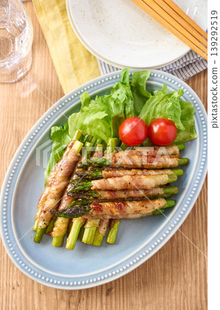 Green asparagus wrapped in pork belly, a home-style dish seasoned with sweet and savory sauce. Green asparagus wrapped in pork belly, a home-style dish seasoned with sweet and savory sauce. 139292519