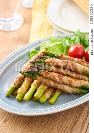 Green asparagus wrapped in pork belly, a home-style dish seasoned with sweet and savory sauce. 139292520