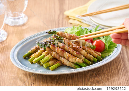 綠蘆筍裹著五花肉，一道家常菜，佐以甜鹹醬汁。 139292522