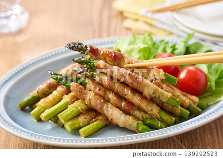 綠蘆筍裹著五花肉，一道家常菜，佐以甜鹹醬汁。 139292523