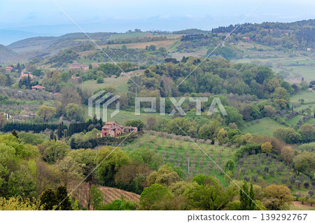 Views of rolling hills and a rustic villas in Tuscany 139292767