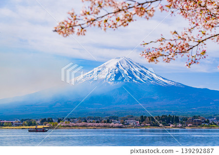 (Yamanashi Prefecture) Lake Kawaguchi, cherry blossoms and Mt. Fuji 139292887
