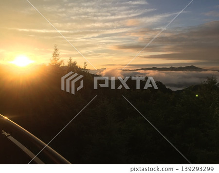 早晨太陽照亮的雲彩 早晨太陽照亮的雲彩 139293299