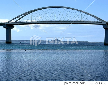 透過瀨底大橋的拱門眺望伊江島。 139293302