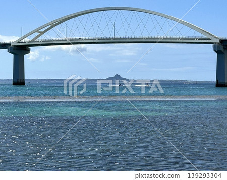 在瀨底大橋下的沖繩海域航行的摩托艇 在瀨底大橋下的沖繩海域航行的摩托艇 139293304