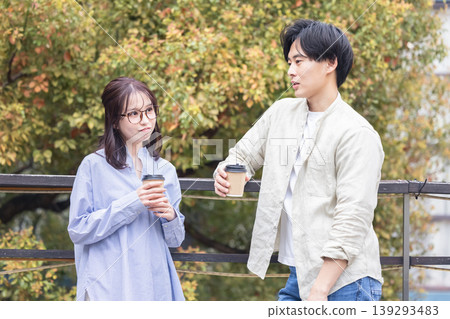 外面喝咖啡的夫婦 139293483