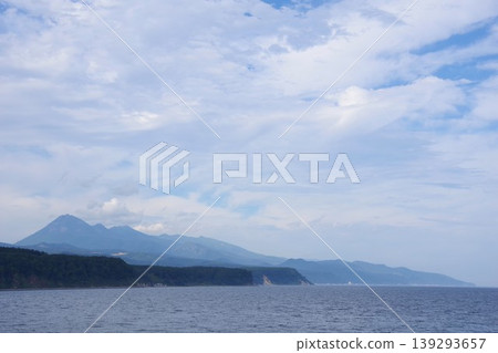 從北海道羅臼町峰濱停車場眺望知床山脈。 從北海道羅臼町峰濱停車場眺望知床山脈。 139293657