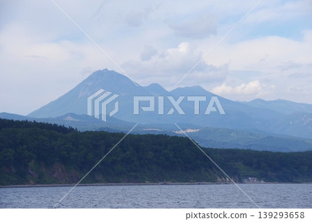 從北海道羅臼町峰濱停車場眺望知床山脈。 從北海道羅臼町峰濱停車場眺望知床山脈。 139293658