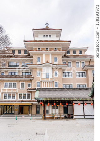 八坂會館（京都帝國酒店）是位於祗園甲部歌劇院內的建築物，是有形文化財產。 139293973