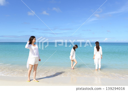 一個女人在美麗的熱帶海灘上放鬆 一個女人在美麗的熱帶海灘上放鬆 139294016