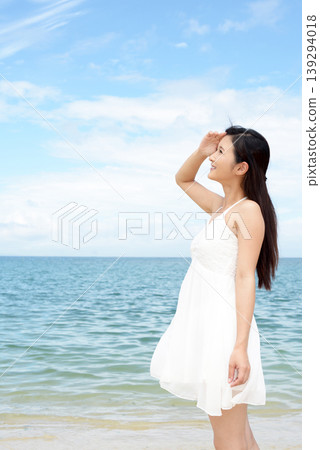 在沙灘上放鬆的女人 139294018