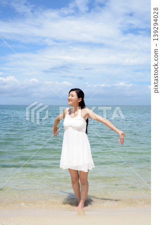 一個女人在美麗的熱帶海灘上放鬆 139294028