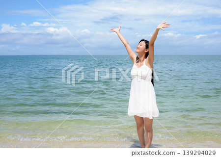 一個女人在美麗的熱帶海灘上放鬆 一個女人在美麗的熱帶海灘上放鬆 139294029