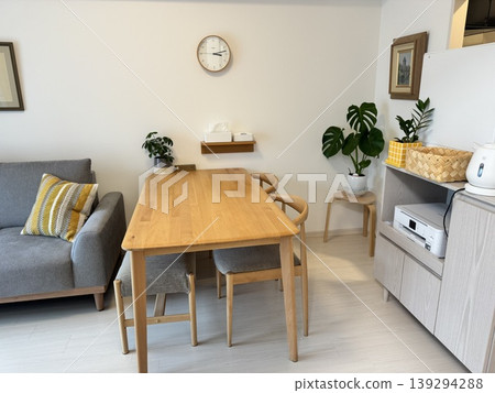 [Interior] A minimalist and simple living room scene where gray and yellow harmonize. 139294288