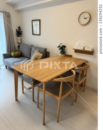 [Interior] A minimalist and simple living room scene where gray and yellow harmonize. 139294292