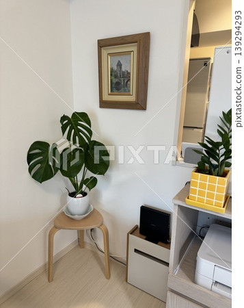 [Interior] A minimalist and simple living room scene where gray and yellow harmonize. 139294293