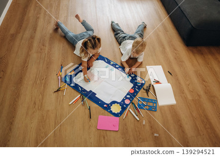 Top view, drawing. Little kids are playing together in the domestic room at daytime Top view, drawing. Little kids are playing together in the domestic room at daytime 139294521