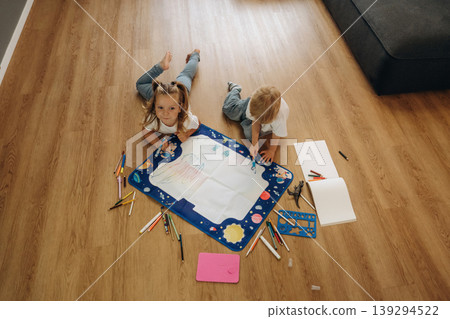 Top view, drawing. Little kids are playing together in the domestic room at daytime Top view, drawing. Little kids are playing together in the domestic room at daytime 139294522