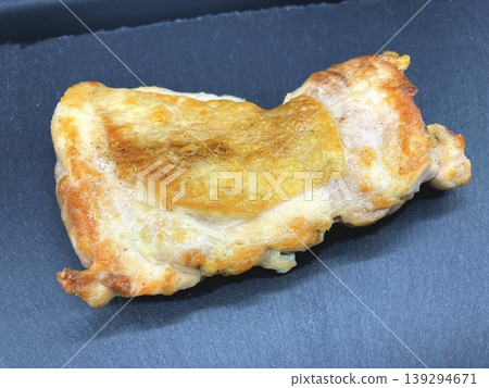 石板上擺放著照燒雞肉的圖片。 石板上擺放著照燒雞肉的圖片。 139294671