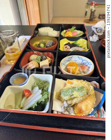 為逝者準備的餐點。一道色彩繽紛的素食餐,紀念逝者逝世一週年。 為逝者準備的餐點。一道色彩繽紛的素食餐,紀念逝者逝世一週年。 139294741