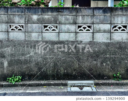 日本住宅區的一面老舊混凝土砌塊牆，具有獨特的鏤空圖案。 139294900