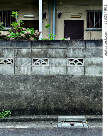 日本住宅區的一面老舊混凝土砌塊牆，具有獨特的鏤空圖案。 139294901