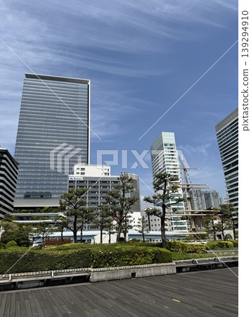 竹芝地區的現代建築和蔚藍的天空。從木製平台上眺望東京海灣的城市景觀。 竹芝地區的現代建築和蔚藍的天空。從木製平台上眺望東京海灣的城市景觀。 139294910