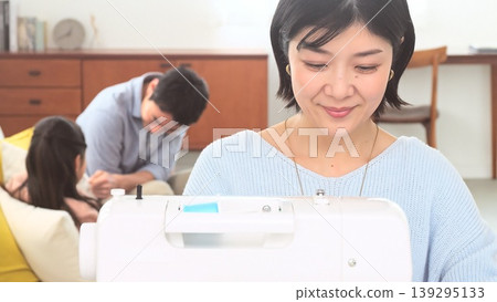 Family conversation sewing machine image Family conversation sewing machine image 139295133