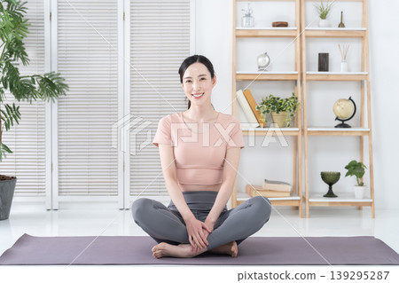 一個在家做瑜伽的女人 一個在家做瑜伽的女人 139295287