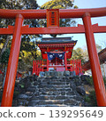紅色鳥居頂端的神社和石階 139295649