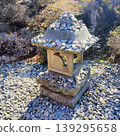 冬日花園中矗立著一座石燈籠 139295658