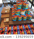 紀念品商店裡擺滿了色彩繽紛的日本點心。 139295659