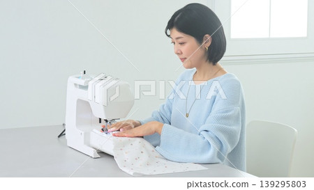 Sewing machine woman image Sewing machine woman image 139295803