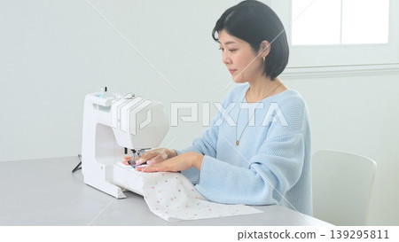 縫紉機女人的形象 139295811