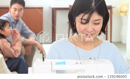 Sewing machine woman image Sewing machine woman image 139296095