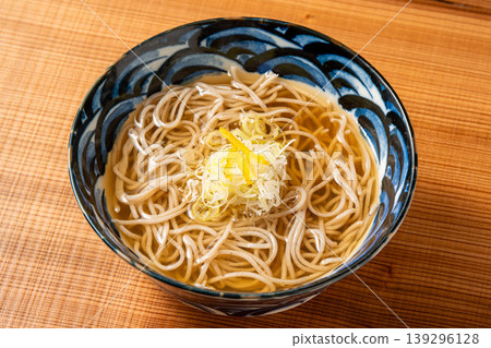 Kake Soba: A classic soba noodle dish with a simple yet delicious broth. 139296128