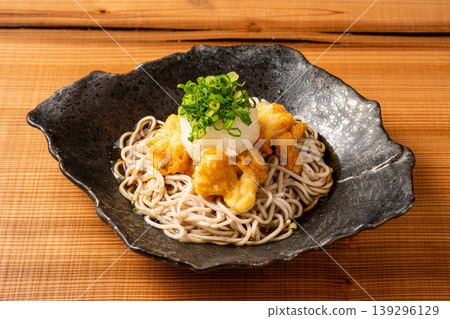 雞肉天婦羅蕎麥麵：受歡迎的日本冷麵，上面放有雞肉天婦羅。 139296129