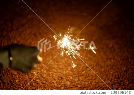 煙火的光芒為夏日回憶增添了色彩。 煙火的光芒為夏日回憶增添了色彩。 139296148