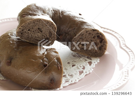 Chocolate-flavored bagel Chocolate-flavored bagel 139296643