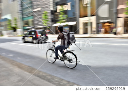 一名送貨員在銀座中央大街步行街開放前跑過。 一名送貨員在銀座中央大街步行街開放前跑過。 139296919